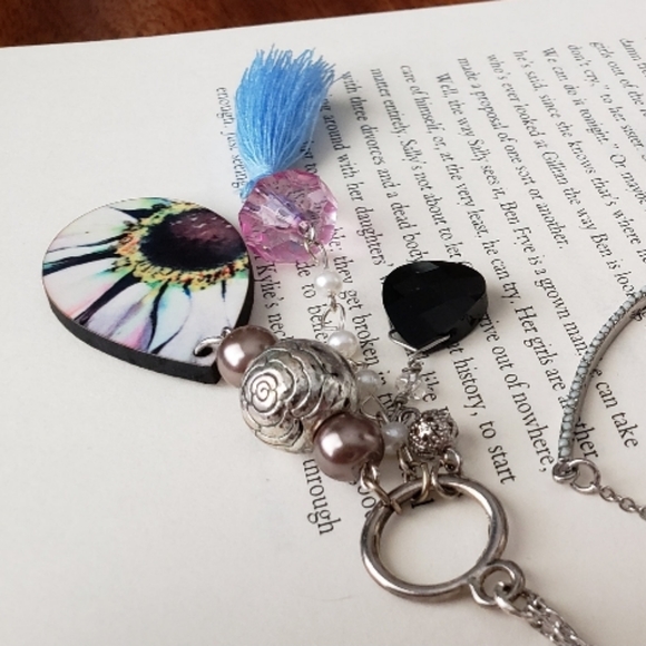 Artsy Daisy Necklace - Picture 4 of 11